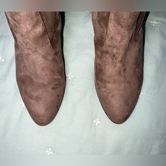 Marc Fisher knee high block heel boot with bow back mushroom color Sz 7.5 - Picture 4 of 16